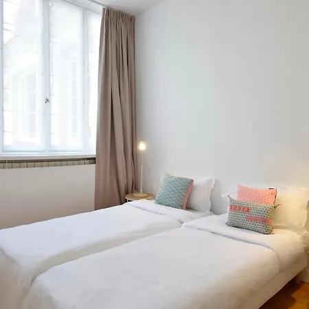 202117 - 6 Personnes A Apartman Párizs